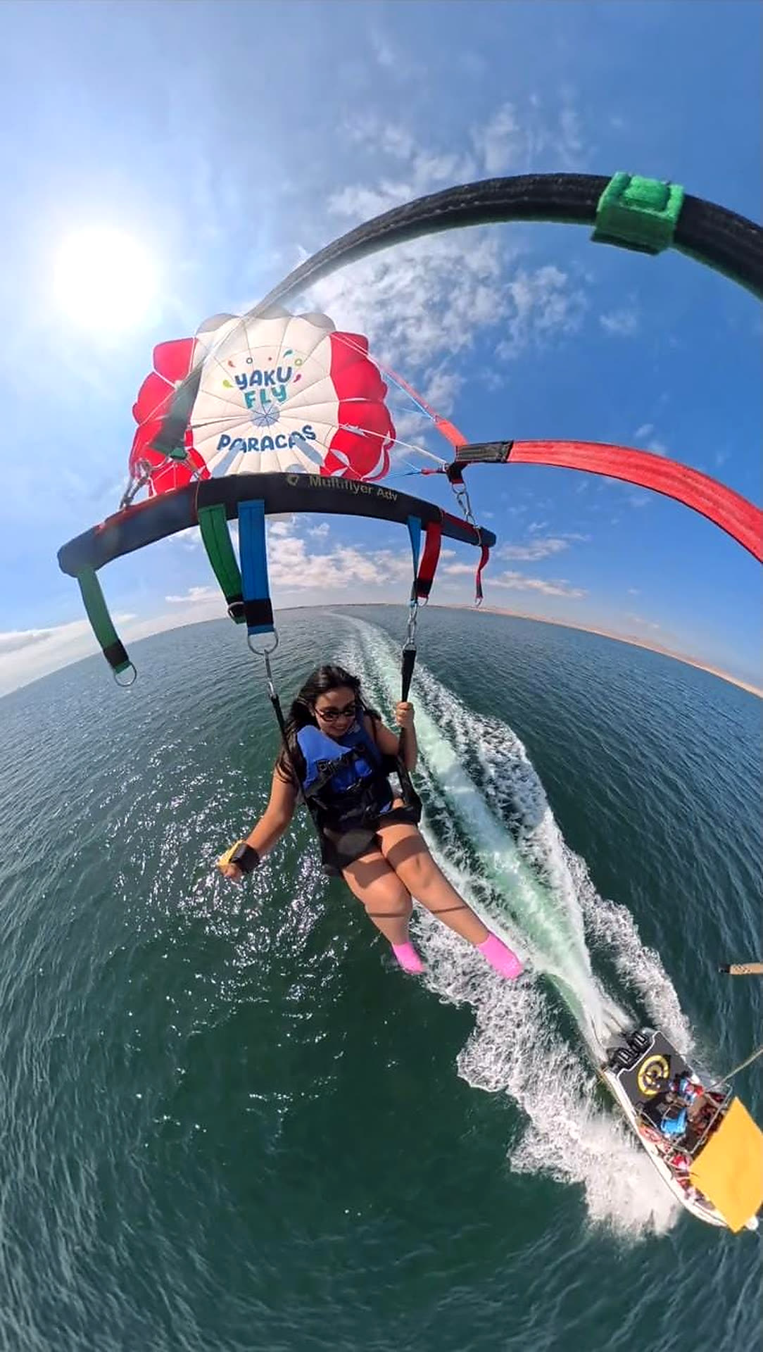 Vuelo en tándem de parasailing sobre el mar de Paracas remolcado por la lancha de YakuFly