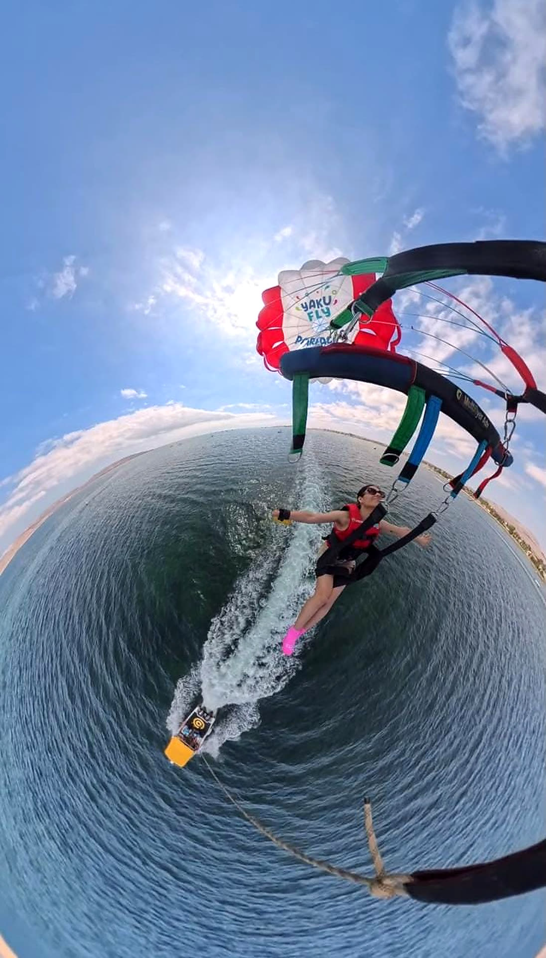 Foto GoPro en primera persona de un vuelo de parasailing en Paracas