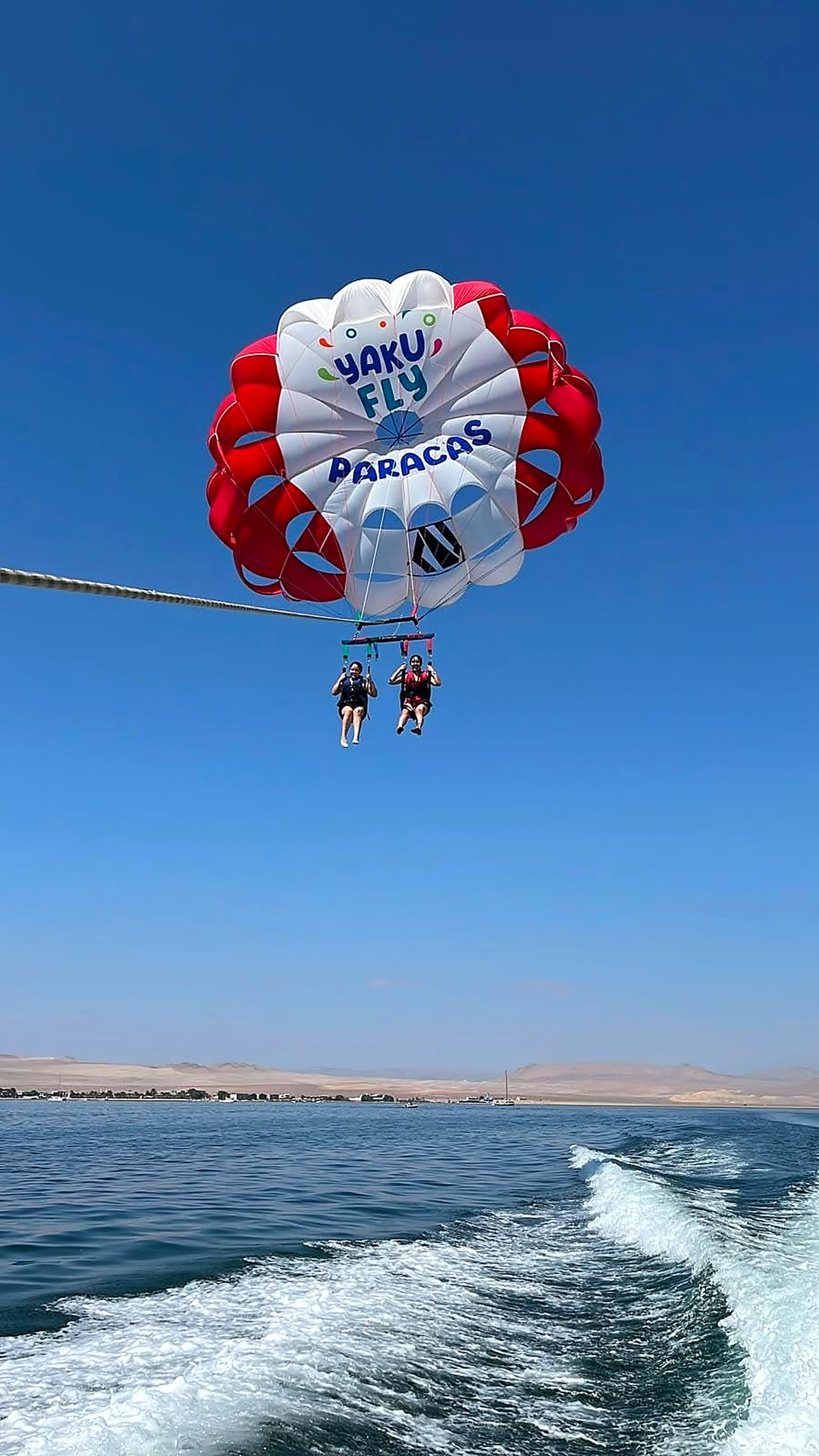 Vuelos en Paracas: parapente YakuFly ascendiendo sobre la Bahía de Paracas